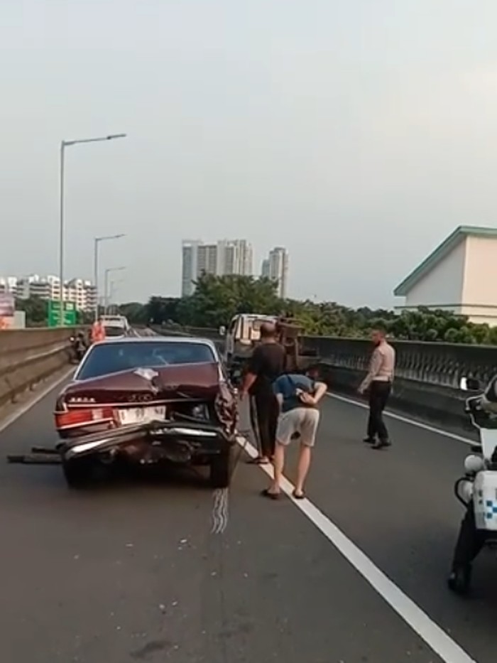 Kecelakaan melibatkan sejumlah kendaraan terjadi di jalan layang non-tol (JLNT) Antasari, Jakarta Selatan (Jaksel). Lalu lintas (lalin) dilaporkan tersendat. (Instagram @tmcpoldametro)