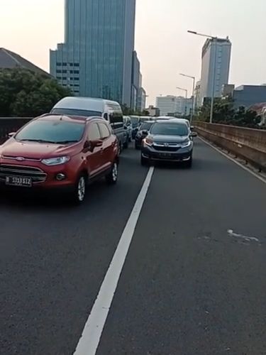 Kecelakaan melibatkan sejumlah kendaraan terjadi di jalan layang non-tol (JLNT) Antasari, Jakarta Selatan (Jaksel). Lalu lintas (lalin) dilaporkan tersendat. (Instagram @tmcpoldametro)