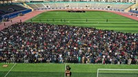 Dalam pandangan udara ini, umat Islam melakukan salat minta hujan, di dalam stadion di kota Idlib yang dikuasai pemberontak Suriah, Jumat (10/3/2023).