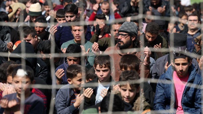 Kekeringan Parah Landa Suriah, Ribuan Warga Gelar Salat Minta Hujan In this aerial view, Muslims perform the 'rain prayer' (salat al esteka), inside a stadium in the Syrian rebel-held northwestern city of Idlib, on March 10, 2023. (Photo by Omar HAJ KADOUR / AFP) (Photo by OMAR HAJ KADOUR/AFP via Getty Images)