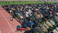 Jemaah salat istisqa tampak memenuhi hampir setengah lapangan stadion.  