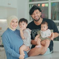 Ternyata Irish Bella dan Ammar Zoni dikaruniai seorang anak perempuan, yang diberi nama Amala Putri Sabai Akbar. Namun, di tengah kebahagiaan mereka, Ammar ditangkap untuk kedua kalinya karena kasus penyalahgunaan narkoba. Hubungan rumah tangga mereka mulai dikabarkan retak dan terancam bercerai.Foto: Instagram @_irishbella_