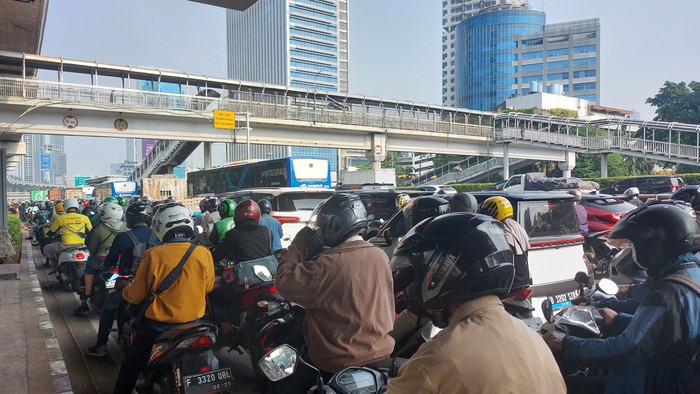 Kemacetan di Pancoran arah Semanggi pada Senin (13/3/2023)-(Rumondang-detikcom)
