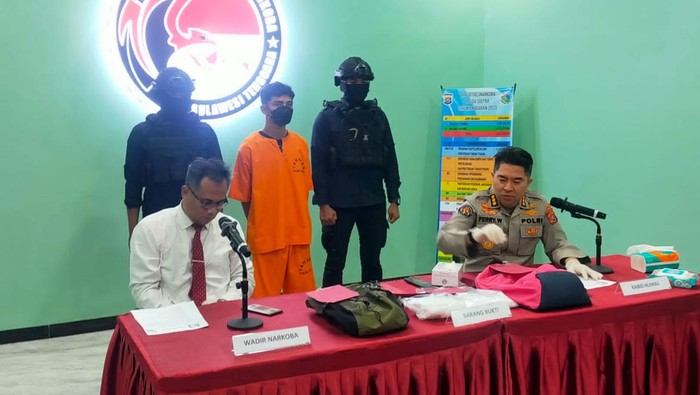 Pria berinisial DA (23) di Kota Kendari, Sulawesi Tenggara (Sultra) ditangkap polisi terkait kepemilikan sabu-sabu seberat 1,165 kilogram.