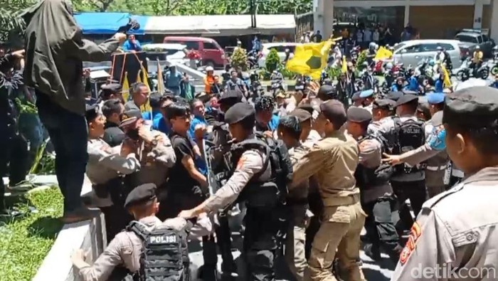Kericuhan dalam demo mahasiswa di Tasikmalaya, Senin (13/3/2023).