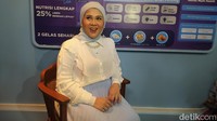 Pada kehamilan pertama, berat badan Kesha naik hingga 23 kg. Hal ini yang menyebabkan kakinya sudah tidak kuat untuk berdiri bahkan harus memakai kursi roda.   Yang pertama, berat badannya naiknya terlalu berlebihan jadi lutut aku semakin parah. Jadinya, kemana-mana aku sempat pakai kursi roda, di mal aku minta tolong dorongin suami aku, pengen jalan-jalan tapi pakai kursi roda karena kakinya sudah nggak kuat,” jelasnya. (Foto: detikhealth/ Jieffa Nurhaliza)
