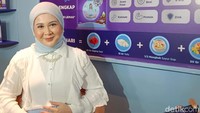 Dari pengalaman itu, di kehamilan kedua ini Kesha mulai mengontrol makanan yang dikonsumsinya. Saat ini, berat badan Kesha hanya naik sebanyak 11 kg dan tetap mengurus anak pertamanya.   “Kehamilan kedua tantangannya pastinya menjaga berat badannya, sambungnya. (Foto: detikhealth/ Jieffa Nurhaliza)