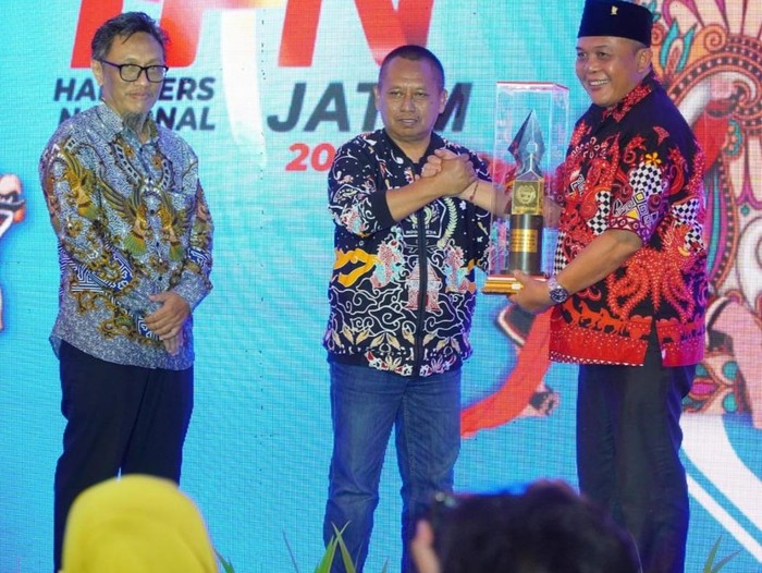 Ketua DPRD Kota Malang Dapat Penghargaan PWI