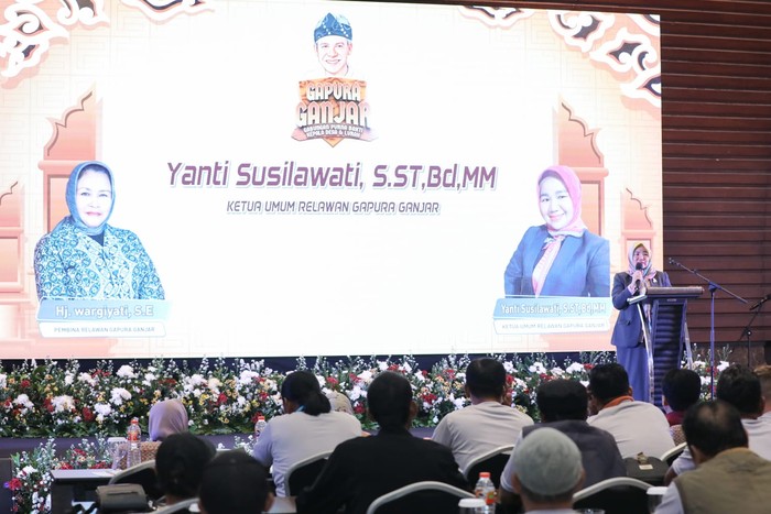 Ketua Gapura Ganjar Yanti Susilawati saat pengukuhan Dewan Pengurus Daerah (DPD) dan Dewan Pengurus Cabang (DPC) Gapura Ganjar di Aula Golden Hotel Fox Haris, Bandung, Jabar, Minggu (12/3).