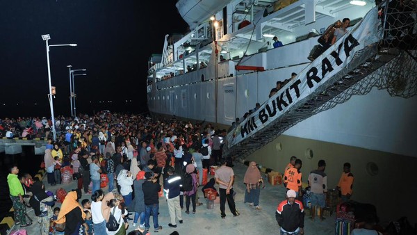 KM Bukit Raya Salurkan Bantuan untuk Korban Longsor Serasan Natuna