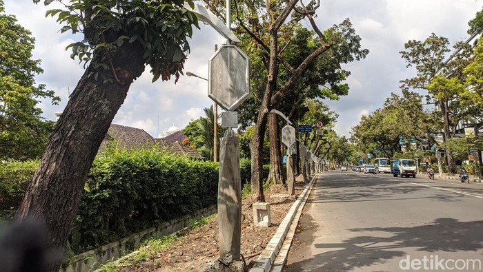 Kondisi proyek lampu jalan di Medan yang belum tuntas.