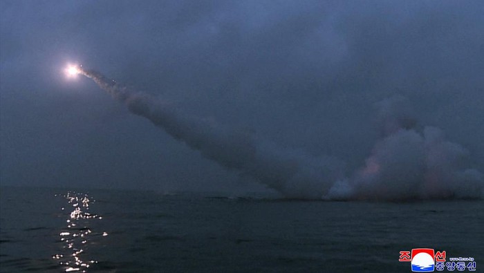 Korut Luncurkan Rudal Jelajah Jelang Latihan Militer AS-Korsel Korea Utara (Korut) meluncurkan dua rudal jelajah strategis yang mampu membawa muatan nuklir dari sebuah kapal selam. Peluncuran rudal terbaru itu dilakukan saat Amerika Serikat (AS) dan Korea Selatan (Korsel) akan menggelar latihan militer gabungan secara besar-besaran.