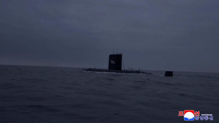 Korea Utara (Korut) meluncurkan dua rudal jelajah strategis yang mampu membawa muatan nuklir dari sebuah kapal selam. Peluncuran rudal terbaru itu dilakukan saat Amerika Serikat (AS) dan Korea Selatan (Korsel) akan menggelar latihan militer gabungan secara besar-besaran.