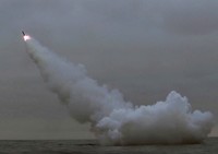 Korea Utara (Korut) meluncurkan dua rudal jelajah strategis yang mampu membawa muatan nuklir dari sebuah kapal selam. Peluncuran rudal terbaru itu dilakukan saat Amerika Serikat (AS) dan Korea Selatan (Korsel) akan menggelar latihan militer gabungan secara besar-besaran.