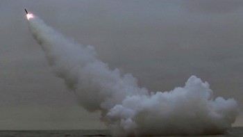 Ancaman perang nuklir: Tahun 1980, sistem NORAD mengeluarkan peringatan bahwa Uni Soviet melancarkan serangan nuklir terhadap Amerika Serikat. Menurut data, 220 hulu ledak telah diluncurkan, dan Washington bisa musnah dalam hitungan menit. Penasihat keamanan nasional Jimmy Carter hendak memberitahu presiden untuk melancarkan serangan balik ketika dia mendapat telepon yang memberitahu bahwa itu adalah alarm palsu. Perang nuklir maha dahsyat pun tak terjadi. Foto: KCNA via REUTERS