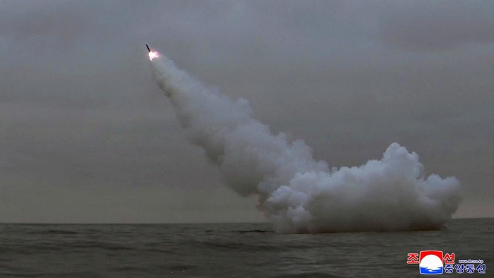 Korea Utara (Korut) meluncurkan dua rudal jelajah strategis yang mampu membawa muatan nuklir dari sebuah kapal selam. Peluncuran rudal terbaru itu dilakukan saat Amerika Serikat (AS) dan Korea Selatan (Korsel) akan menggelar latihan militer gabungan secara besar-besaran.