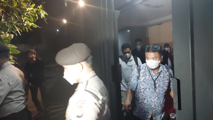KPK bawa 2 koper usai 6 jam geledah rumah Dito Mahendra
