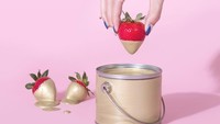 Dominasi warna cerah membuat seni visualnya terlihat semakin menarik. Ini buah strawberry yang dicelupkan ke kaleng cat berwarna emas. Foto: Instagram @littledrill