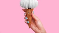 Ada jaitan benang putih yang membentuk gelombang seperti es krim, lengkap dengan buah cherry dan cone wafer asli. Foto: Instagram @littledrill
