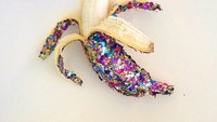 Potongan kertas glitter warna-warni memenuhi cangkang buah pisang. Hasilnya, buah pisang ini terlihat begitu kemilau dengan aksen warna yang cantik. Foto: Instagram @littledrill
