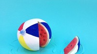  Ini bukan balon. Ini merupakan buah semangka segar yang diwarnai sedemikian rupa, agar menyerupai balon warna-warni. Foto: Instagram @littledrill