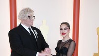 Tak hanya itu saja, ia juga hadir bersama seorang pria yakni Bloodpop yang merupakan produser musiknya. Getty Images/Kevin Mazur
