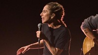 Jika banyak artis tampil maksimal, Gaga justru malah mengganti dressnya dan tampil kasual dengan kaos hitam dan celana jeans sobek. AFP via Getty Images/PATRICK T. FALLON