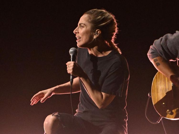 Penampilan Lady Gaga di Oscar 2023: Kaos dan Jeans Sobek