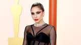 Lady Gaga Lari Bantu Fotografer yang Jatuh di Oscar 2023