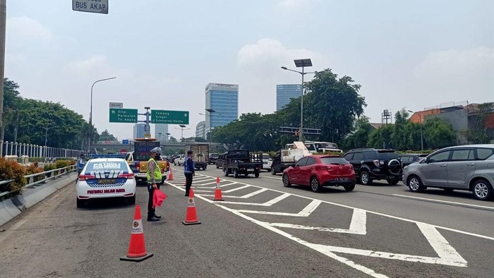 Lalin Tol Dalam Kota menuju Exit Tol Slipi ditutup imbas demo di depan DPR RI.