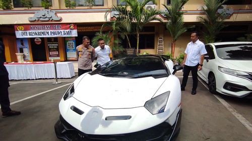 Lamborghini Aventador berpelat DOMOGATSKY diamankan di Ditreskrimum Polda Bali.