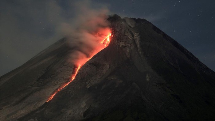LAVA PIJAR GUNUNG MERAPI Guguran lava pijar Gunung Merapi terlihat dari Turi, Sleman, DI Yogyakarta, Senin (13/3/2023). Menurut data BPPTKG periode pengamatan 13 Maret 2023 pukul 00.00-06.00 WIB telah terjadi 30 kali guguran lava pijar dengan jarak luncuran maksimal 1.100 meter ke arah barat. ANTARA FOTO/Hendra Nurdiyansyah/aww.
