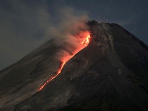 Penampakan Gunung Merapi Muntahkan Lava Pijar Tadi Pagi