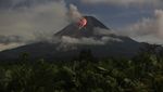 Penampakan Gunung Merapi Muntahkan Lava Pijar Tadi Pagi