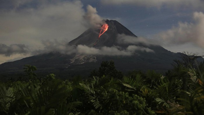 LAVA PIJAR GUNUNG MERAPI Guguran lava pijar Gunung Merapi terlihat dari Turi, Sleman, DI Yogyakarta, Senin (13/3/2023). Menurut data BPPTKG periode pengamatan 13 Maret 2023 pukul 00.00-06.00 WIB telah terjadi 30 kali guguran lava pijar dengan jarak luncuran maksimal 1.100 meter ke arah barat. ANTARA FOTO/Hendra Nurdiyansyah/aww.