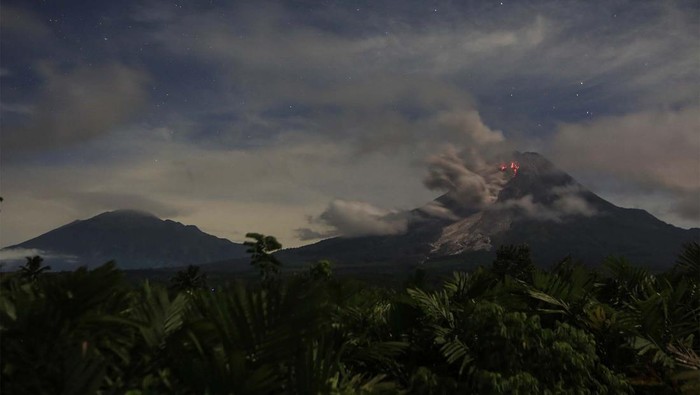 LAVA PIJAR GUNUNG MERAPI Guguran lava pijar Gunung Merapi terlihat dari Turi, Sleman, DI Yogyakarta, Senin (13/3/2023). Menurut data BPPTKG periode pengamatan 13 Maret 2023 pukul 00.00-06.00 WIB telah terjadi 30 kali guguran lava pijar dengan jarak luncuran maksimal 1.100 meter ke arah barat. ANTARA FOTO/Hendra Nurdiyansyah/aww.