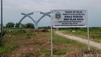 Kadispora Sumut Baharuddin Siagian saat dihubungi mengklaim proses pembangunan sport center itu dalam proses. Namun dia tidak menjelaskan kapan bangunan seperti stadion yang rencananya akan ada di lokasi itu mulai dibangun. Sedang proses, tunggu saja ya, kata Bahar. (Ahmad Arfah Fansury/detikSumut)
