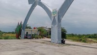 Di lokasi itu baru ada gapura yang menandakan lokasi itu akan menjadi pusat olahraga nantinya. Gapura itu berdiri di lokasi yang sudah dibeton. (Ahmad Arfah Fansury/detikSumut)