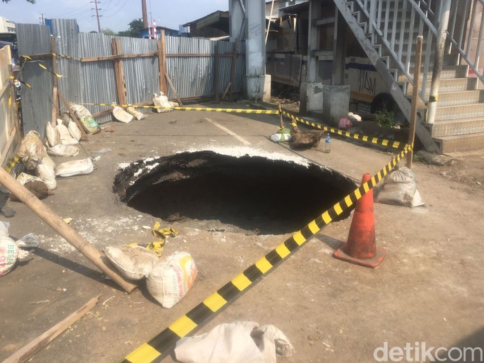 Lubang di Jl Daan Mogot, Jakarta Barat, 13 Maret 2023. (Muhammad Fariz At-Thariqi/detikcom)