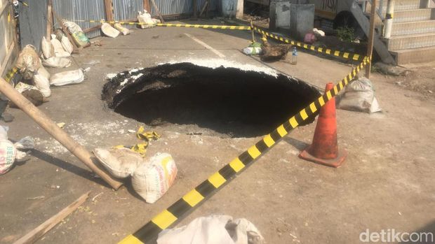 Lubang di Jl Daan Mogot, Jakarta Barat, 13 Maret 2023. (Muhammad Fariz At-Thariqi/detikcom)