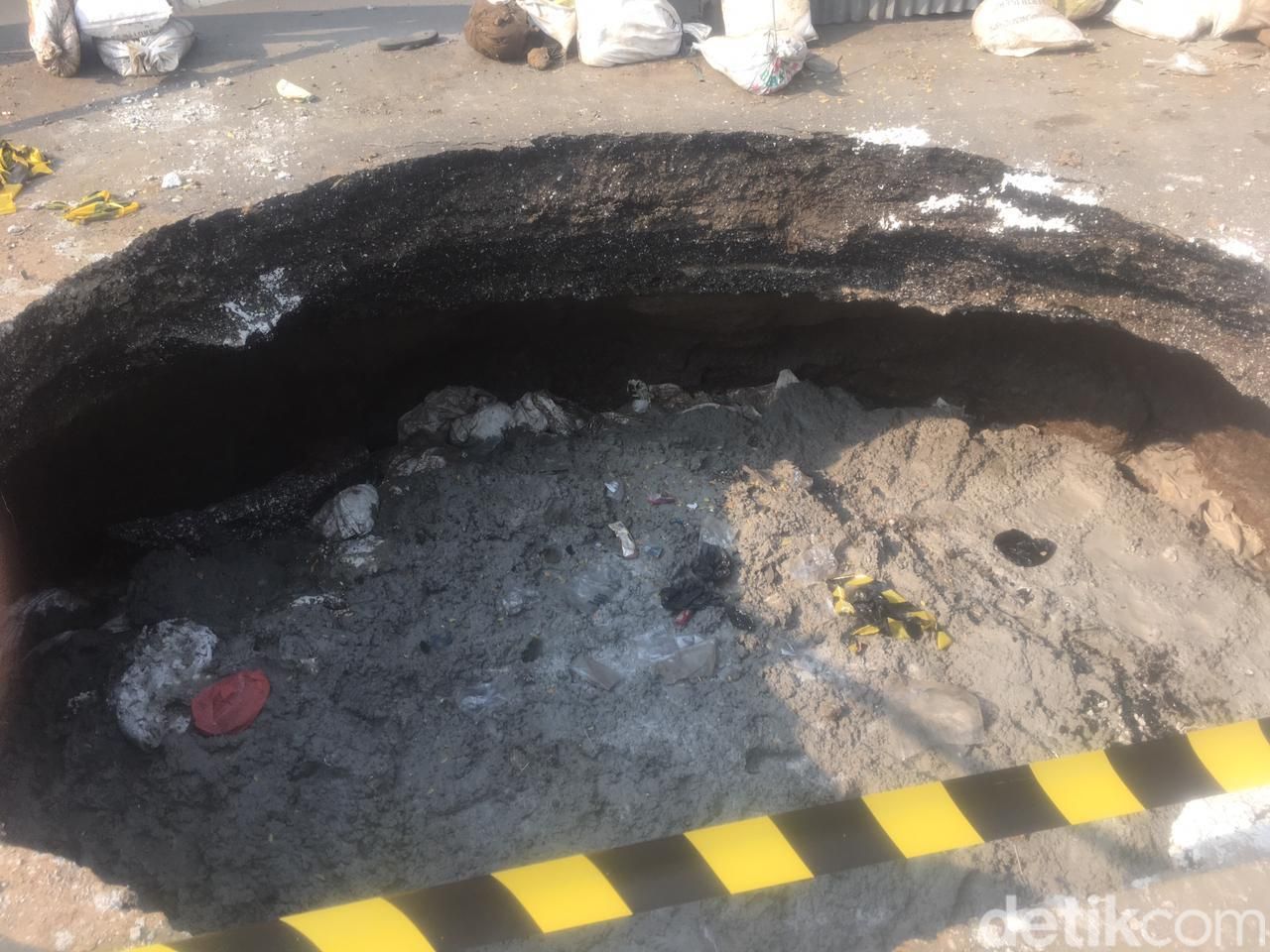 Lubang Jl Daan Mogot, 13 Maret 2023. (M Fariz At Thariqi/detikcom)