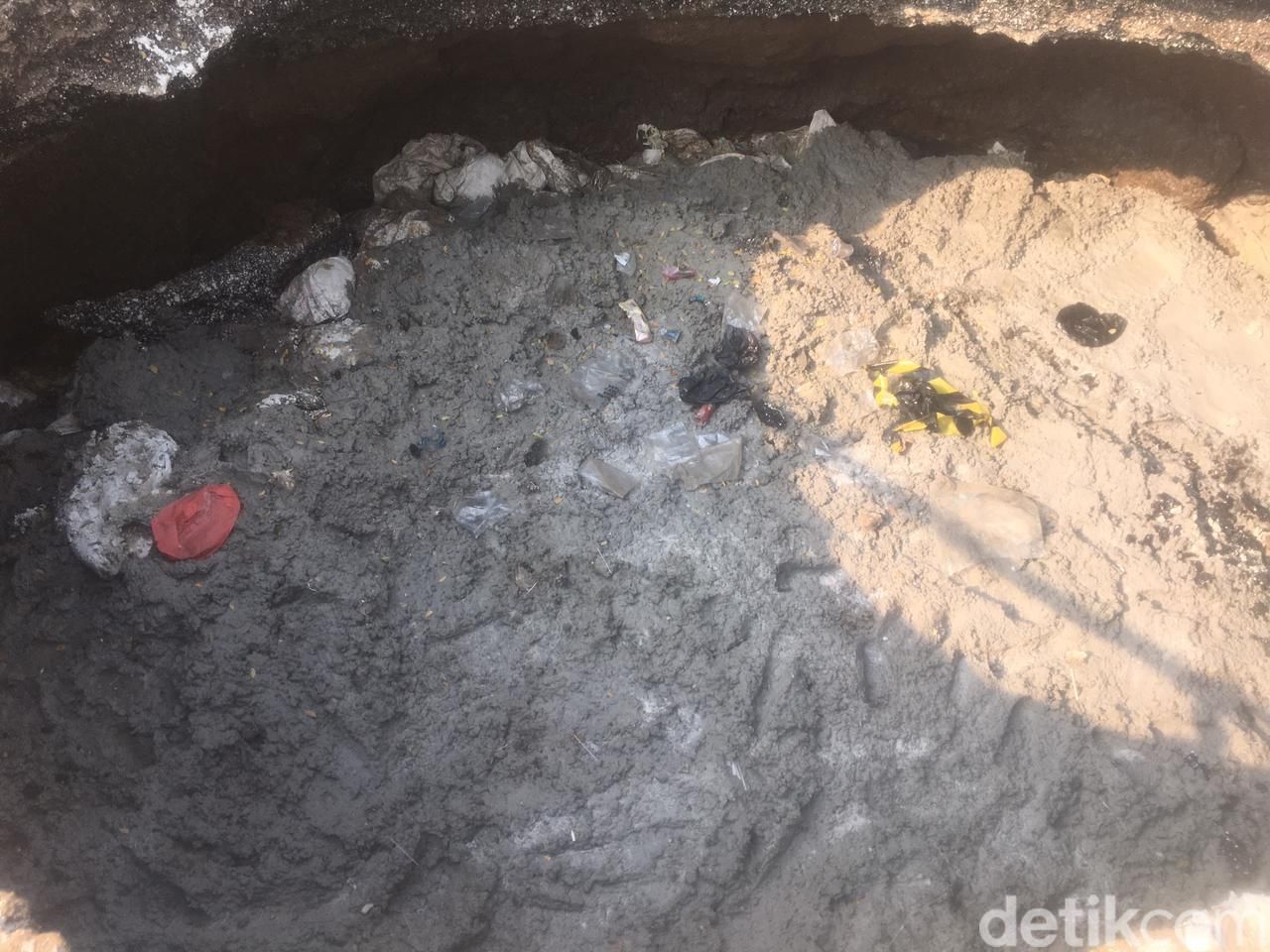 Lubang Jl Daan Mogot, 13 Maret 2023. (M Fariz At Thariqi/detikcom)