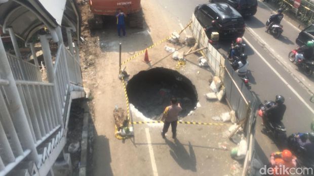 Lubang Jl Daan Mogot, 13 Maret 2023. (M Fariz At Thariqi/detikcom)