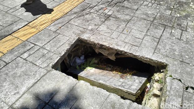 Lubang menganga di trotoar jalan Sulanjana, Kota Bandung, Senin (13/3/2023)