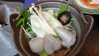 Ikan fugu menjadi hidangan eksotis di Jepang. Hidangan ini juga populer di Korea dengan nama bokjili. Hidangan ini dimasak menjadi sup berkuah hangat dengan tambahan sayuran, jamur, dan tahu. Foto: Getty Images/iStockphoto