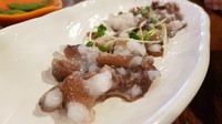 Hidangan mentah lain yang terkenal di Korea adalah sannakji. Berupa gurita mentah yang masih bergerak ketika disajikan, sangat populer di warung kaki lima. Gaebul ini bisa dinikmati dengan dicocolkan ke kecap asin. Foto: Getty Images/iStockphoto