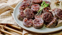 Hidangan eksotis satu ini mudah sekali ditemukan di penjual makanan kaki lima. Yaitu sundae, sosis darah babi yang direbus. Biasanya disantap polos dengan cocolan garam maupun disiram saus tteokbokki. Foto: Getty Images/iStockphoto