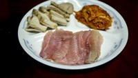 Kuliner Korea Selatan banyak yang difermentasi, salah satunya adalah hongeohoe. Terbuat dari irisan ikan pari yang disajikan mentah, namun difermentasi. Aromanya menyengat seperti WC Umum membuat banyak orang tak menyukainya. Foto: Getty Images/iStockphoto