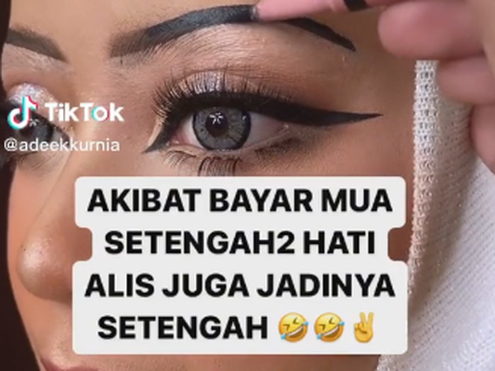 Makeup artist (MUA) ini curhat karena jasa riasnya sering ditawar pelanggan. Makeup artist (MUA) ini curhat karena jasa riasnya sering ditawar pelanggan.