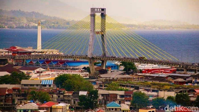 Jembatan Ir Soekarno di Kota Manado